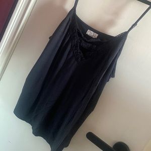 Maurice’s grey tank with crochet detail